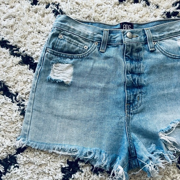 BDG Girlfriend Hi Rise White Wash Distressed Jean Shorts Size 28 - Picture 3 of 6
